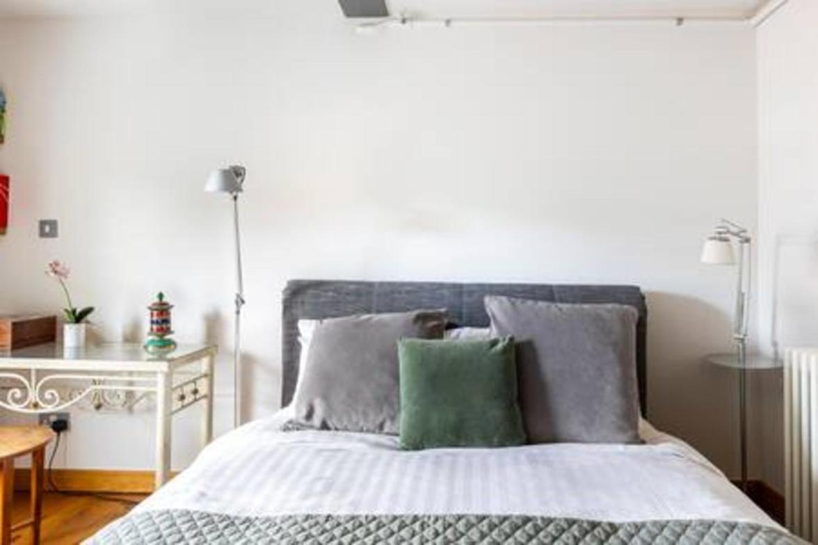 Experience In Amazing Reconverted Gin House Appartement