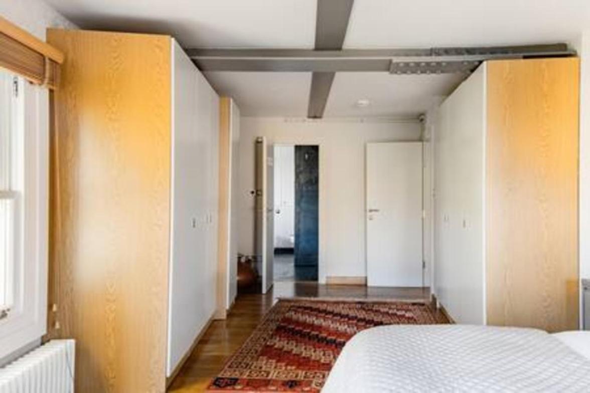 Experience In Amazing Reconverted Gin House Appartement Londen