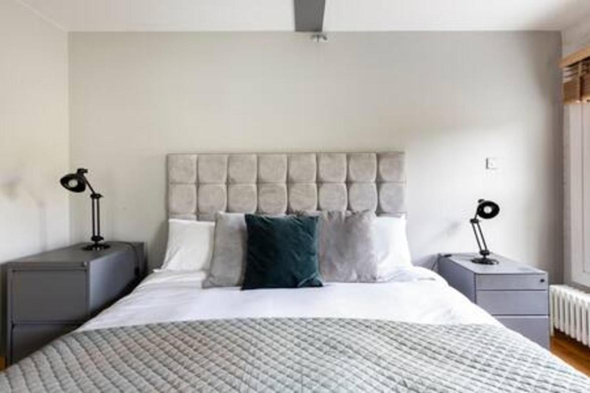 Experience In Amazing Reconverted Gin House Londen