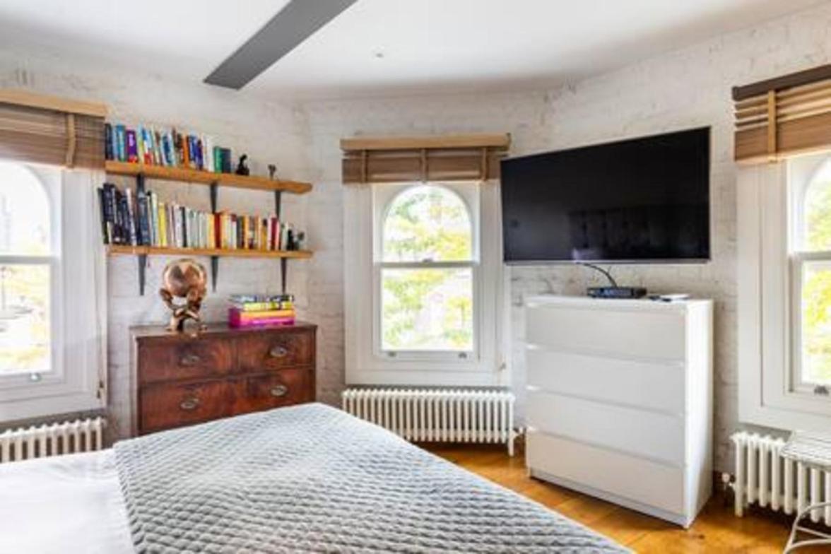 Experience In Amazing Reconverted Gin House * London