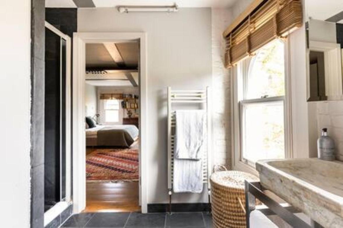 Experience In Amazing Reconverted Gin House Appartement
