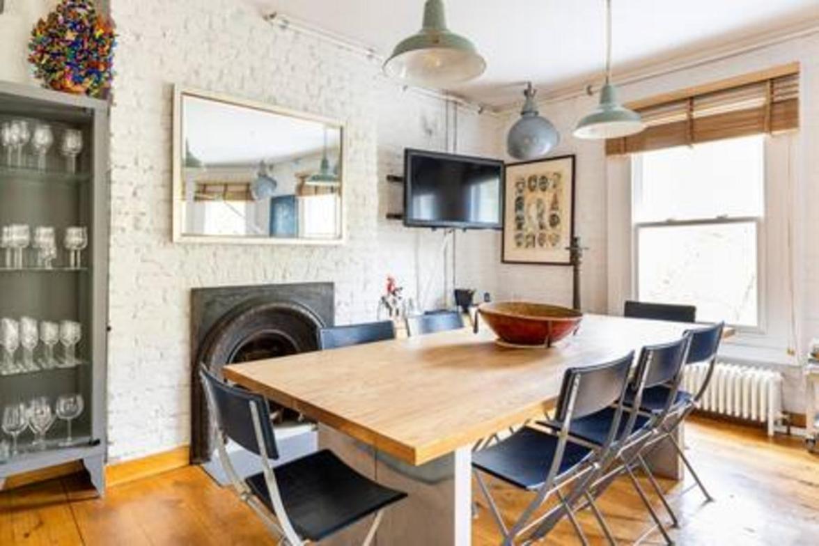 Experience In Amazing Reconverted Gin House Appartement Londen