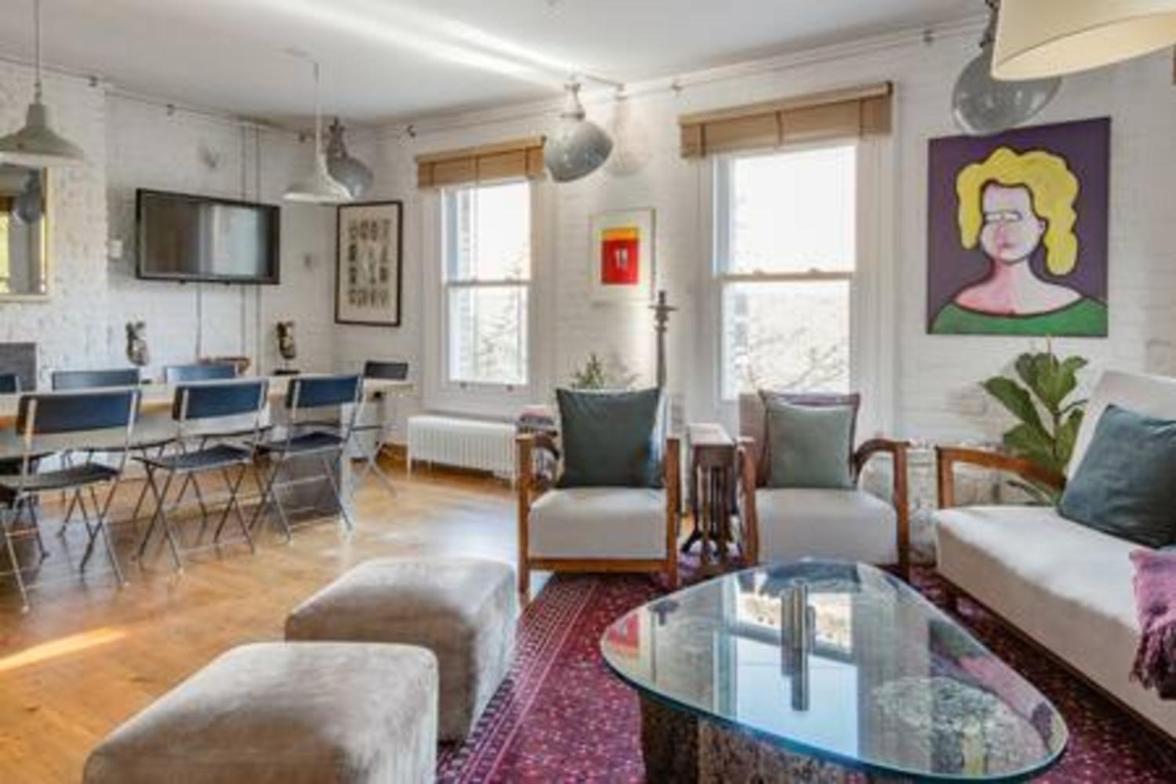 Experience In Amazing Reconverted Gin House Londen