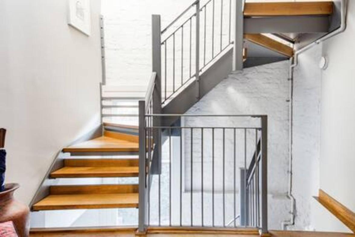 Experience In Amazing Reconverted Gin House Londen
