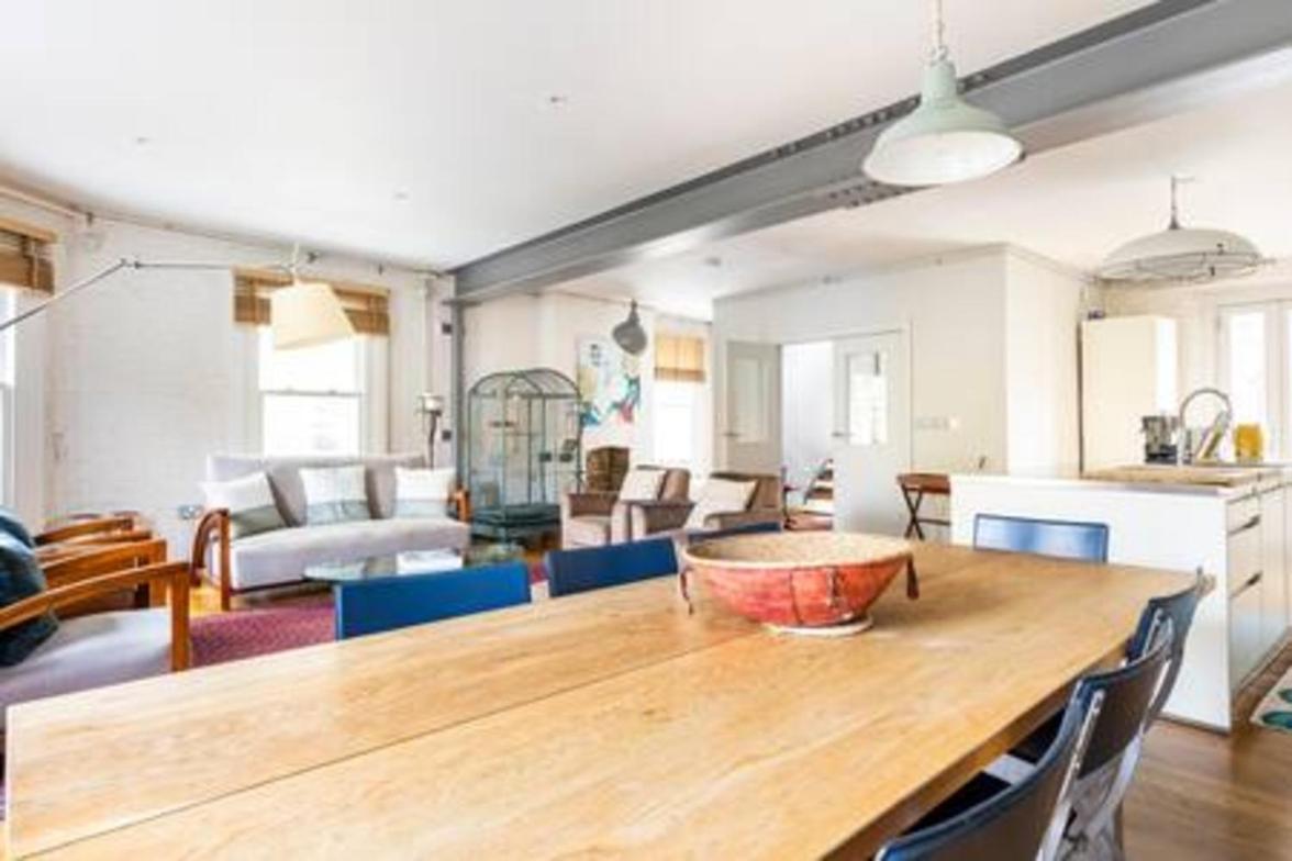 Experience In Amazing Reconverted Gin House * Londen