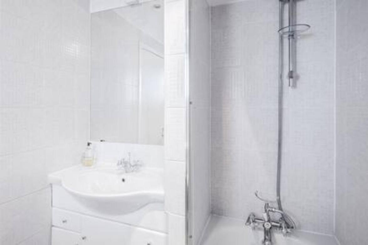 Spacious 2bed In Location Holland Park-n Hill Apartment
