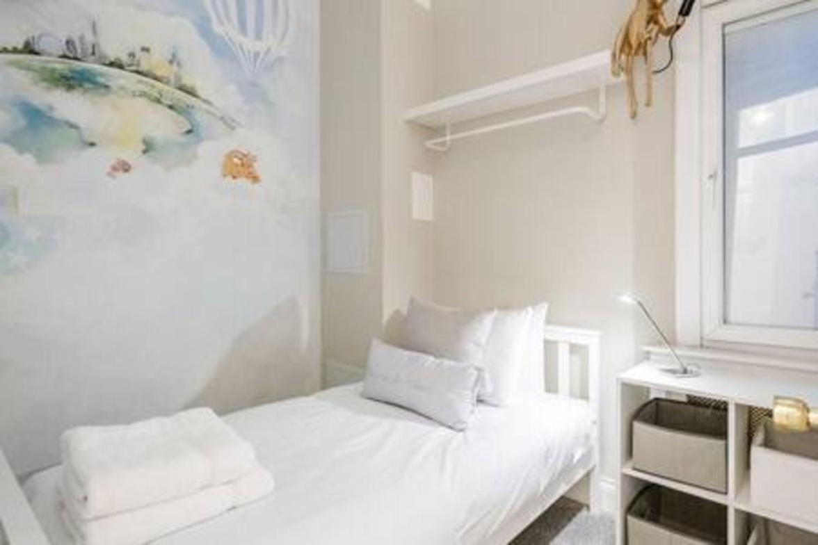 Beautiful Refurbished 2bed2bath Next To Hyde Park Apartment *