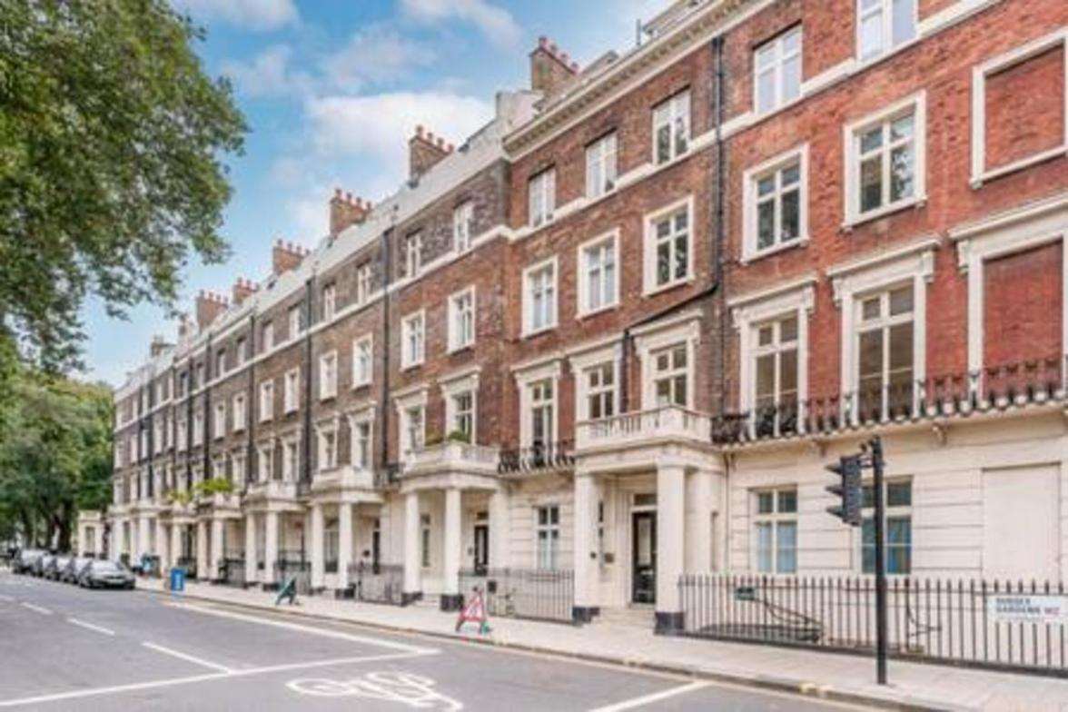 Beautiful Refurbished 2bed2bath Next To Hyde Park Apartment *