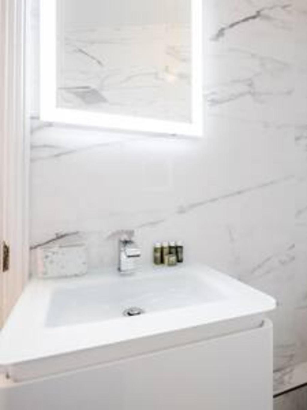 Beautiful Refurbished 2bed2bath Next To Hyde Park Apartment *