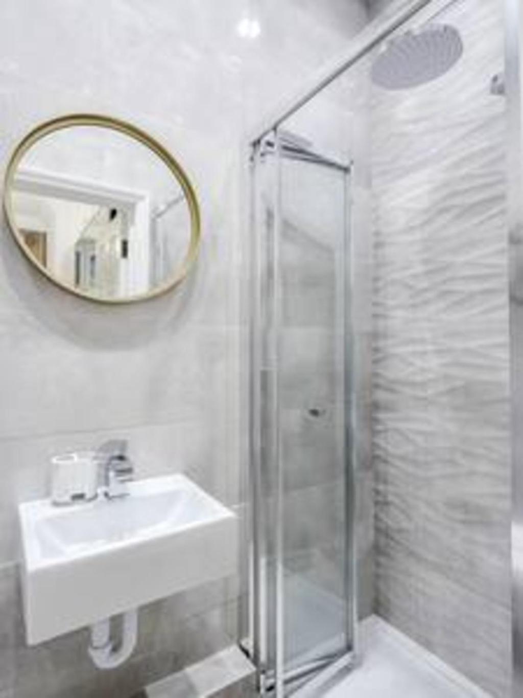 Beautiful Refurbished 2bed2bath Next To Hyde Park *
