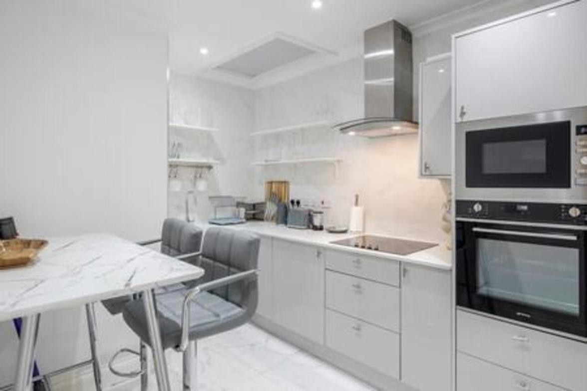 Beautiful Refurbished 2bed2bath Next To Hyde Park