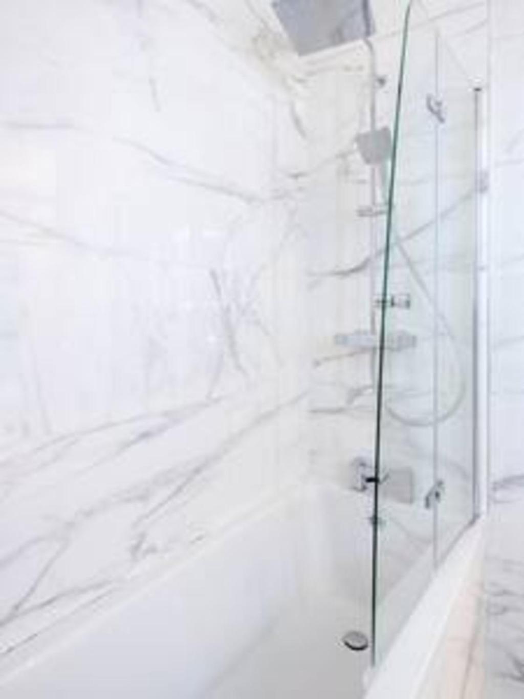 Beautiful Refurbished 2bed2bath Next To Hyde Park Apartment *