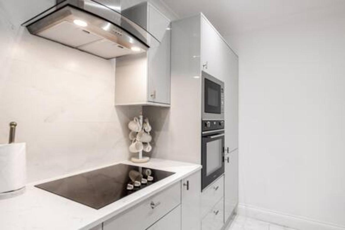 Beautiful Refurbished 2bed2bath Next To Hyde Park *