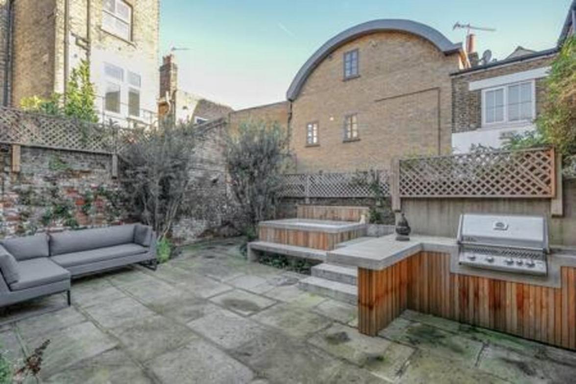 Fabulous Oasis For Unique Experience In Clapham *