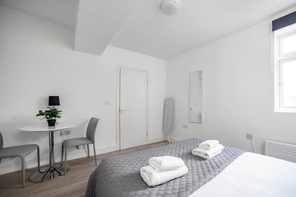 Modern Semi-studio Flat In Historic Setting * London