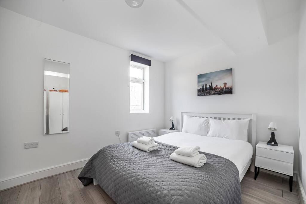 Modern Semi-studio Flat In Historic Setting Apartment