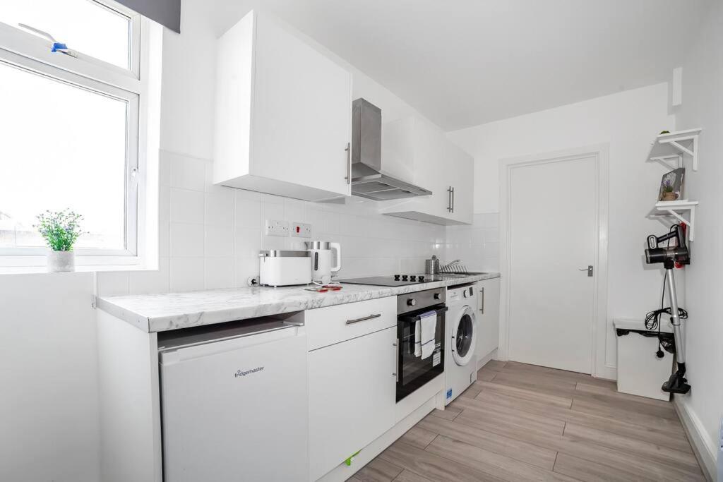 Modern Semi-studio Flat In Historic Setting Apartment *
