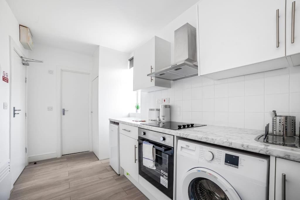 Modern Semi-studio Flat In Historic Setting * London