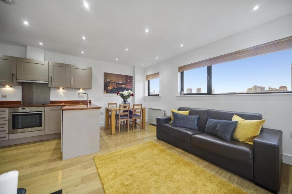 Modern 2-bedroom, 2-bath In Tower Bridge & Bridge - Unbeatable Location & Transport Links London