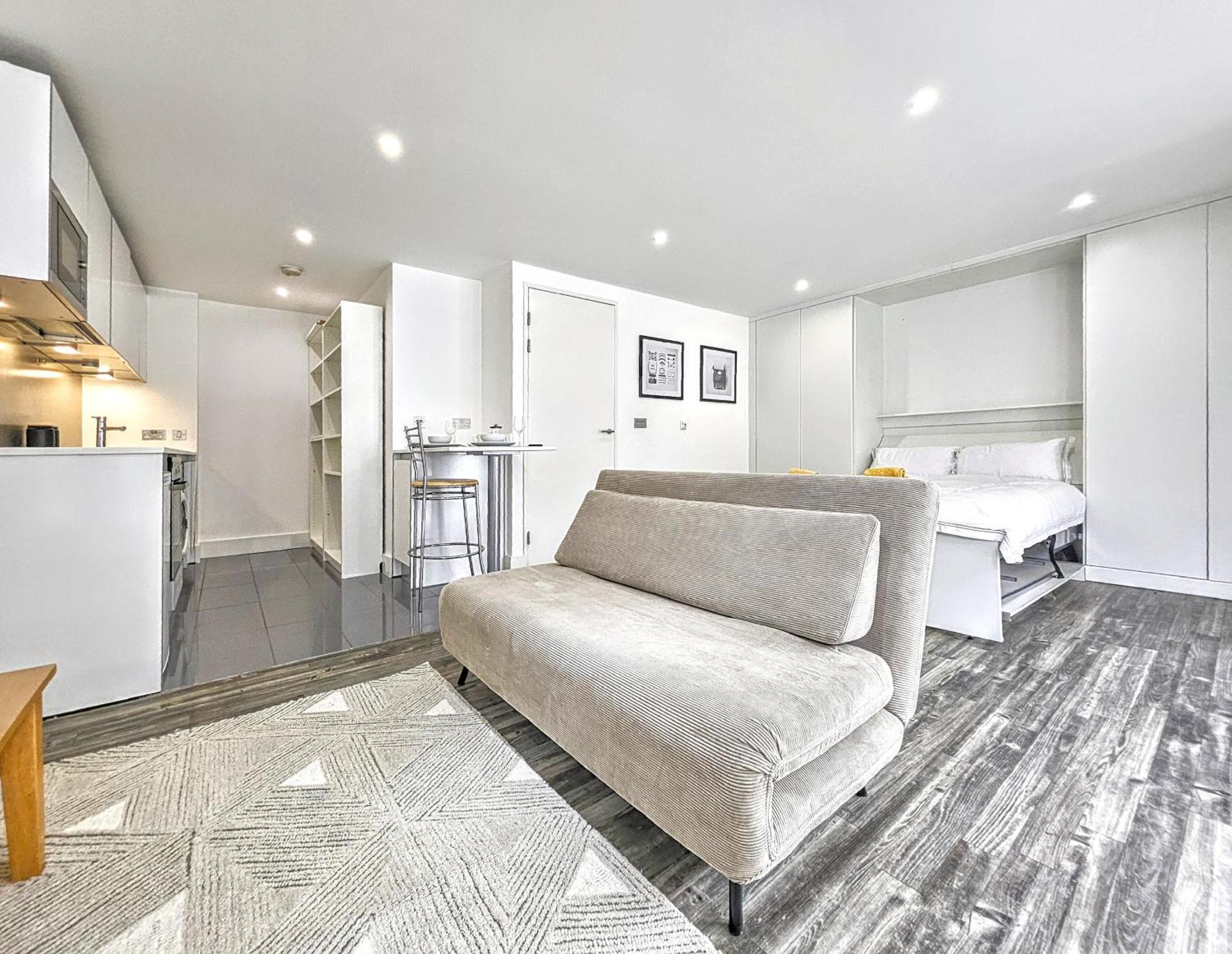 Waterside, Old Street, Angel, Entire Private *