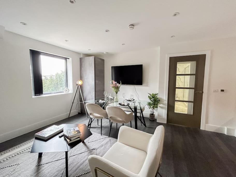 Modern One Bedroom Flat In The Heart Of *