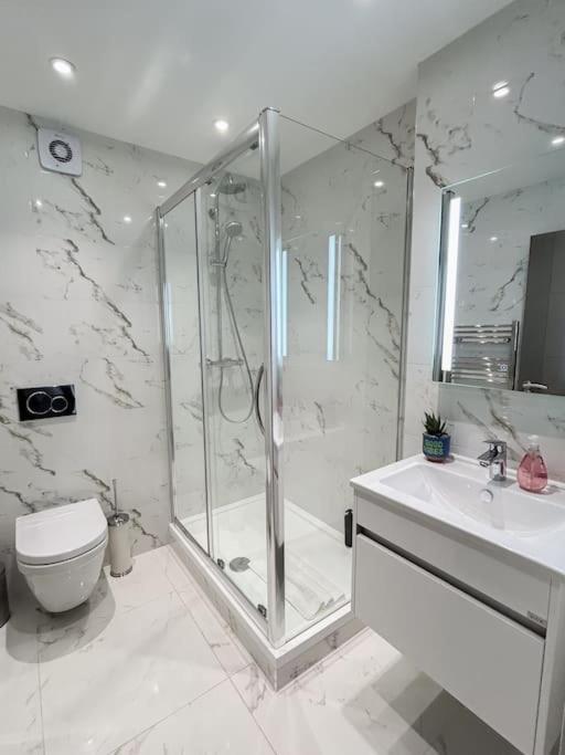Modern One Bedroom Flat In The Heart Of Londres