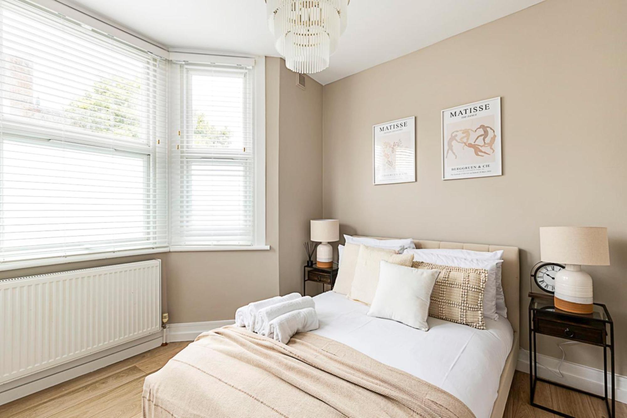 Luxurious 3 Bed Flat With Patio And Garden Apartment London