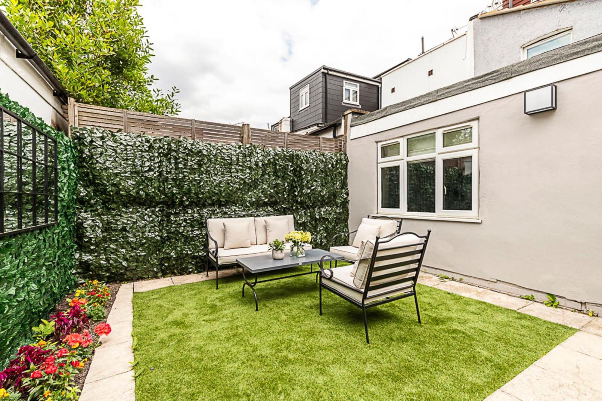 Luxurious 3 Bed Flat With Patio And Garden Apartment