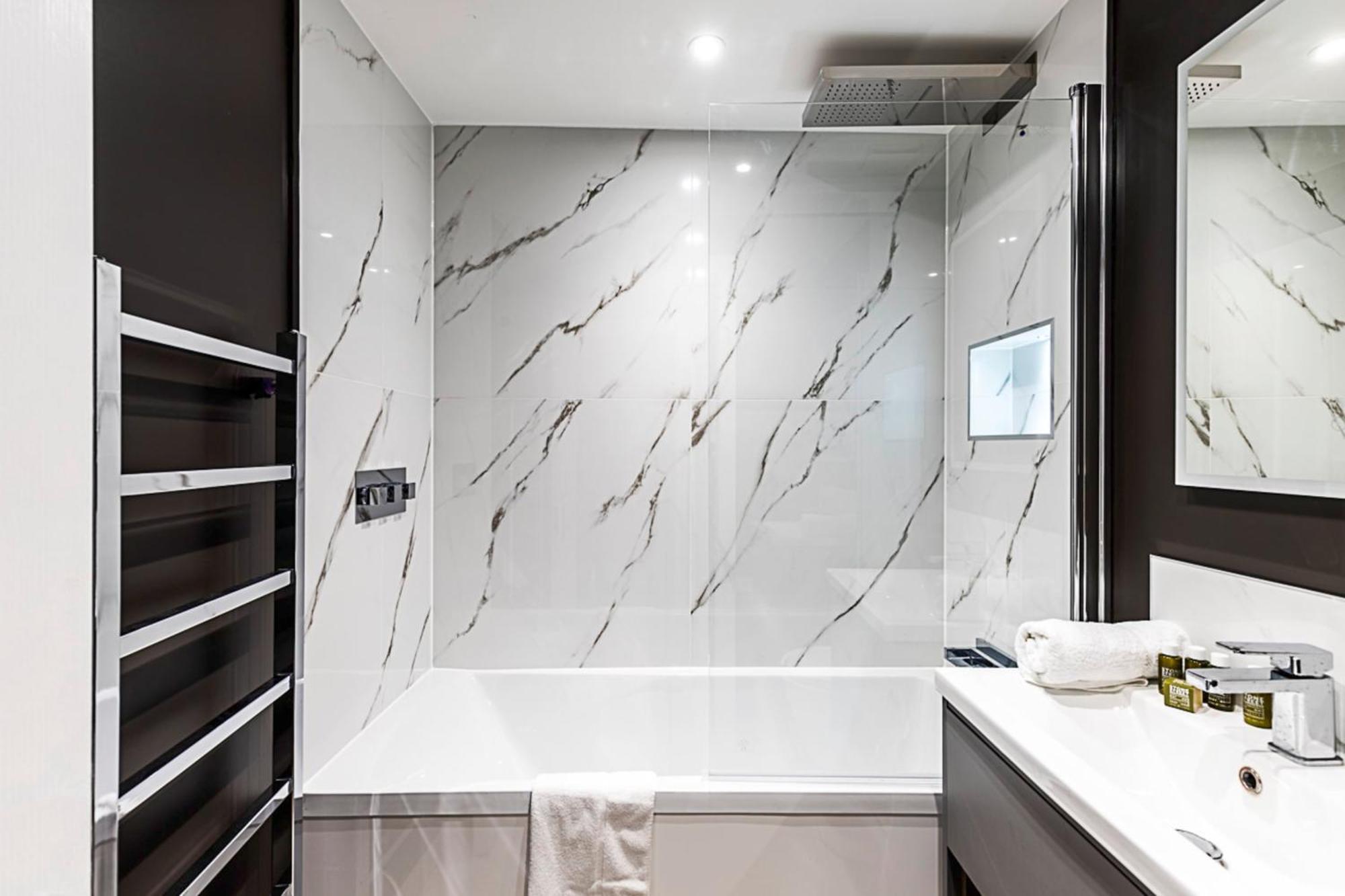 Luxurious 3 Bed Flat With Patio And Garden Apartment *
