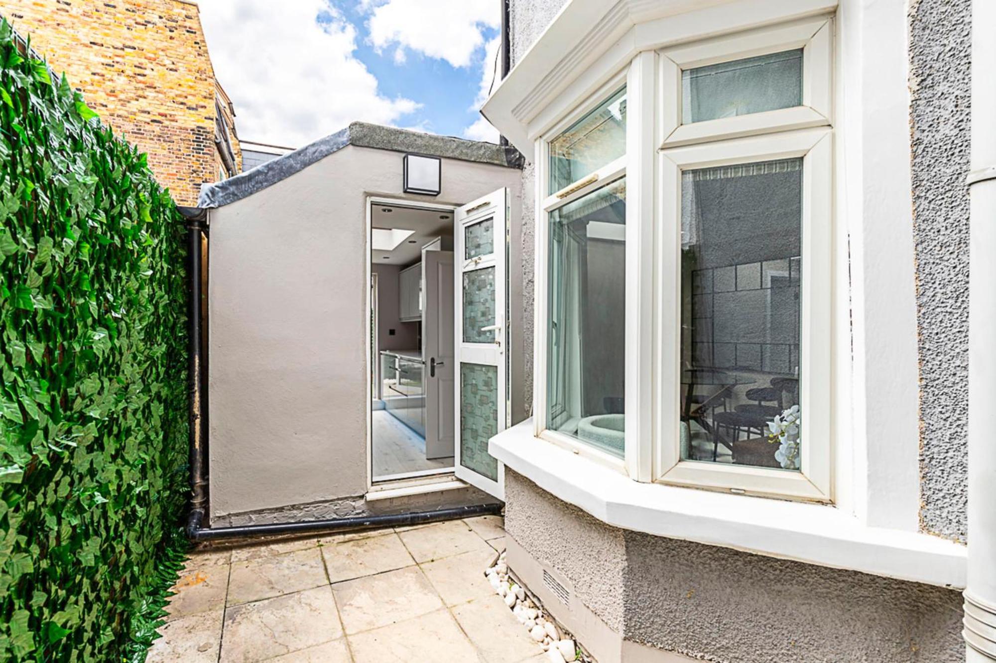 Luxurious 3 Bed Flat With Patio And Garden London