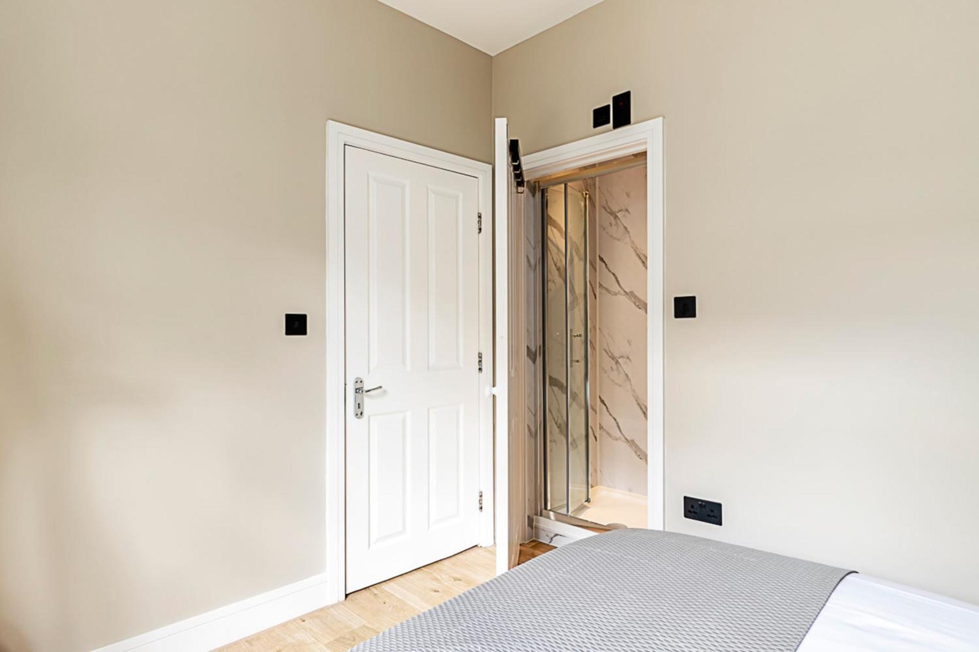 Luxurious 3 Bed Flat With Patio And Garden Apartment
