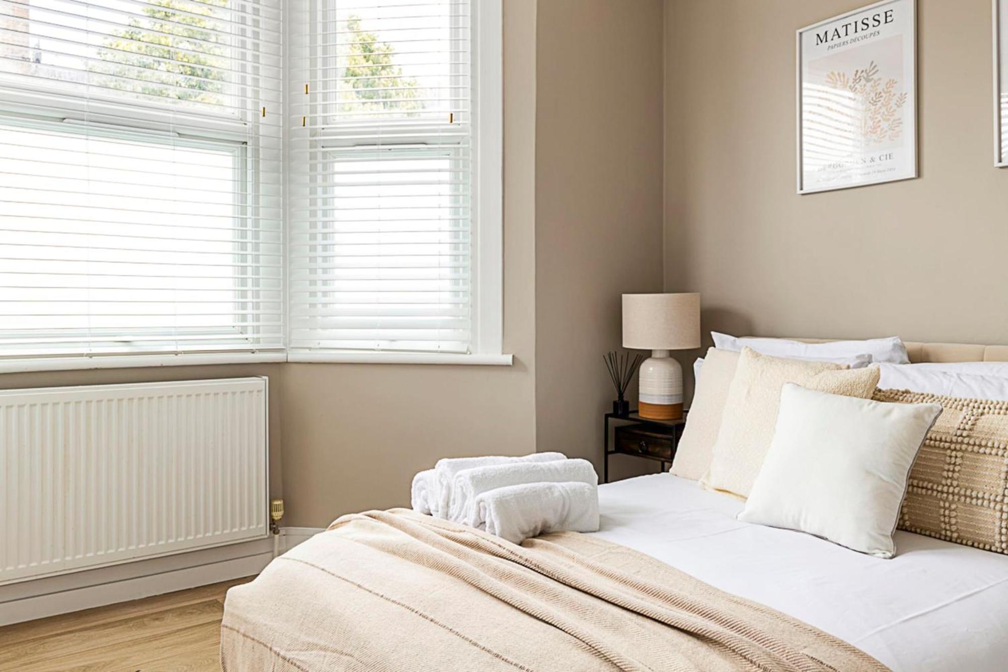 Luxurious 3 Bed Flat With Patio And Garden Apartment