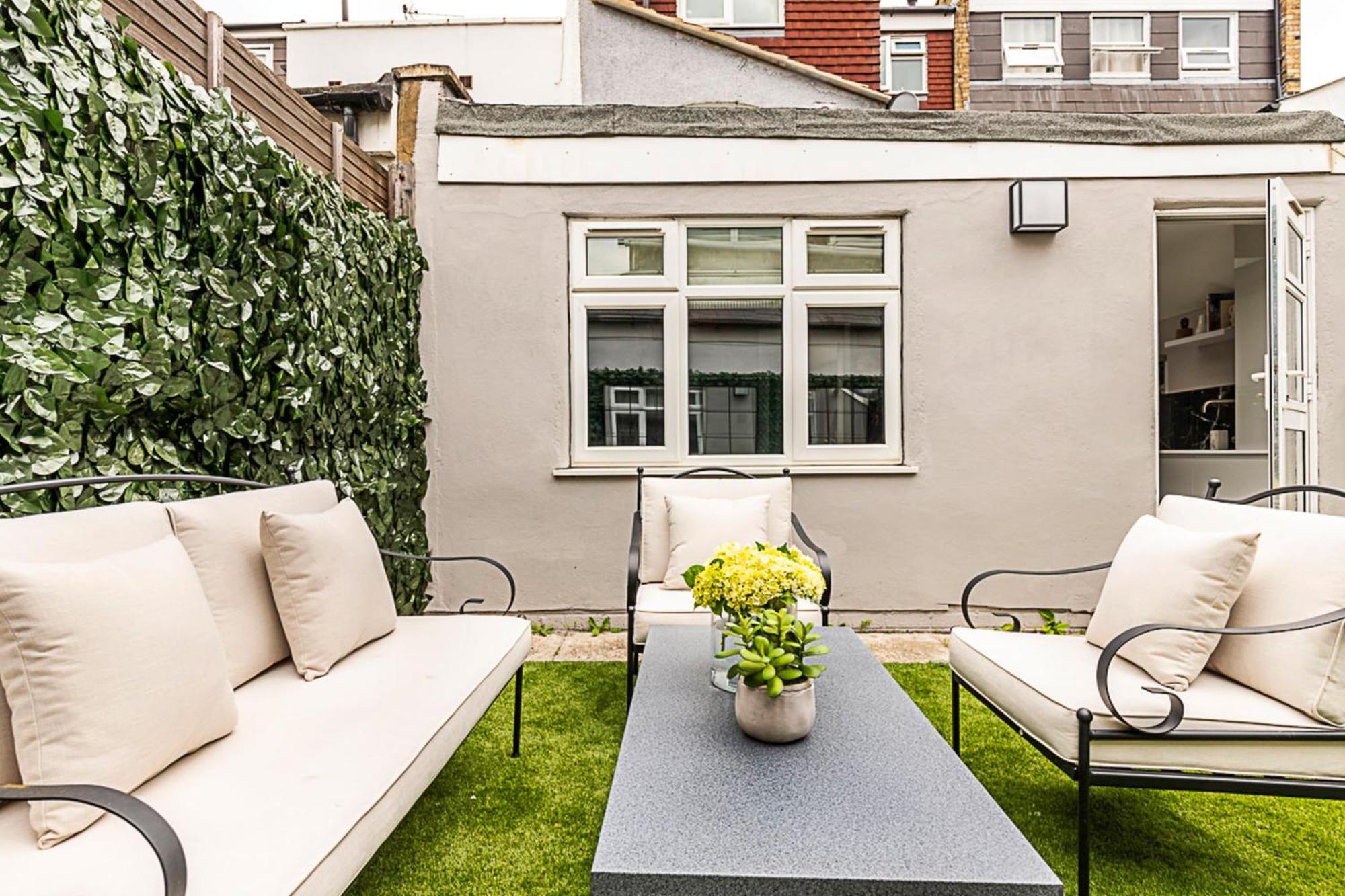 Luxurious 3 Bed Flat With Patio And Garden *