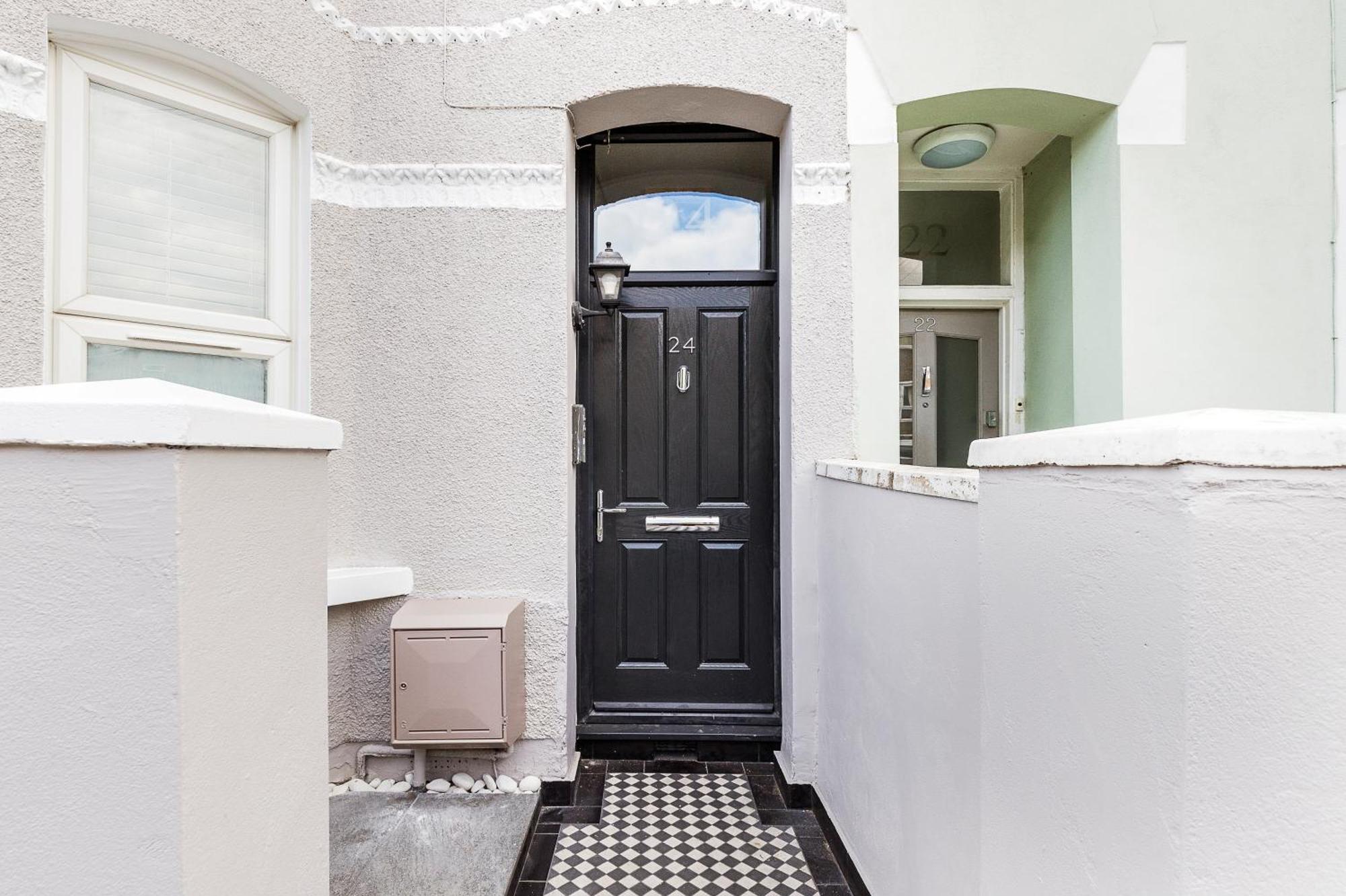 Luxurious 3 Bed Flat With Patio And Garden Apartment London