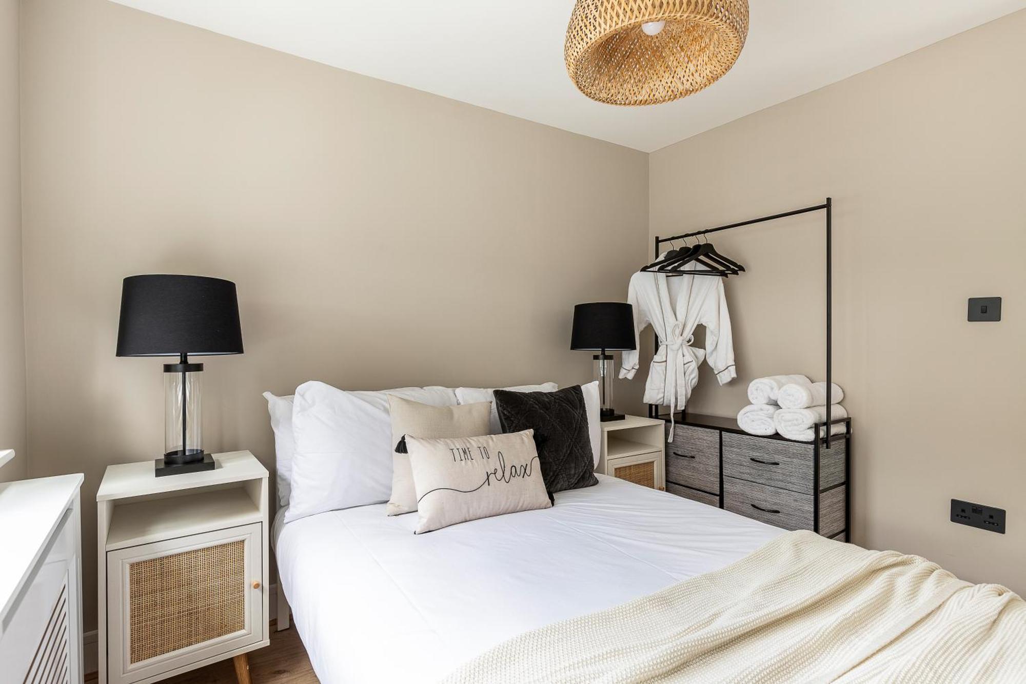 Luxurious 3 Bed Flat With Patio And Garden Apartment London