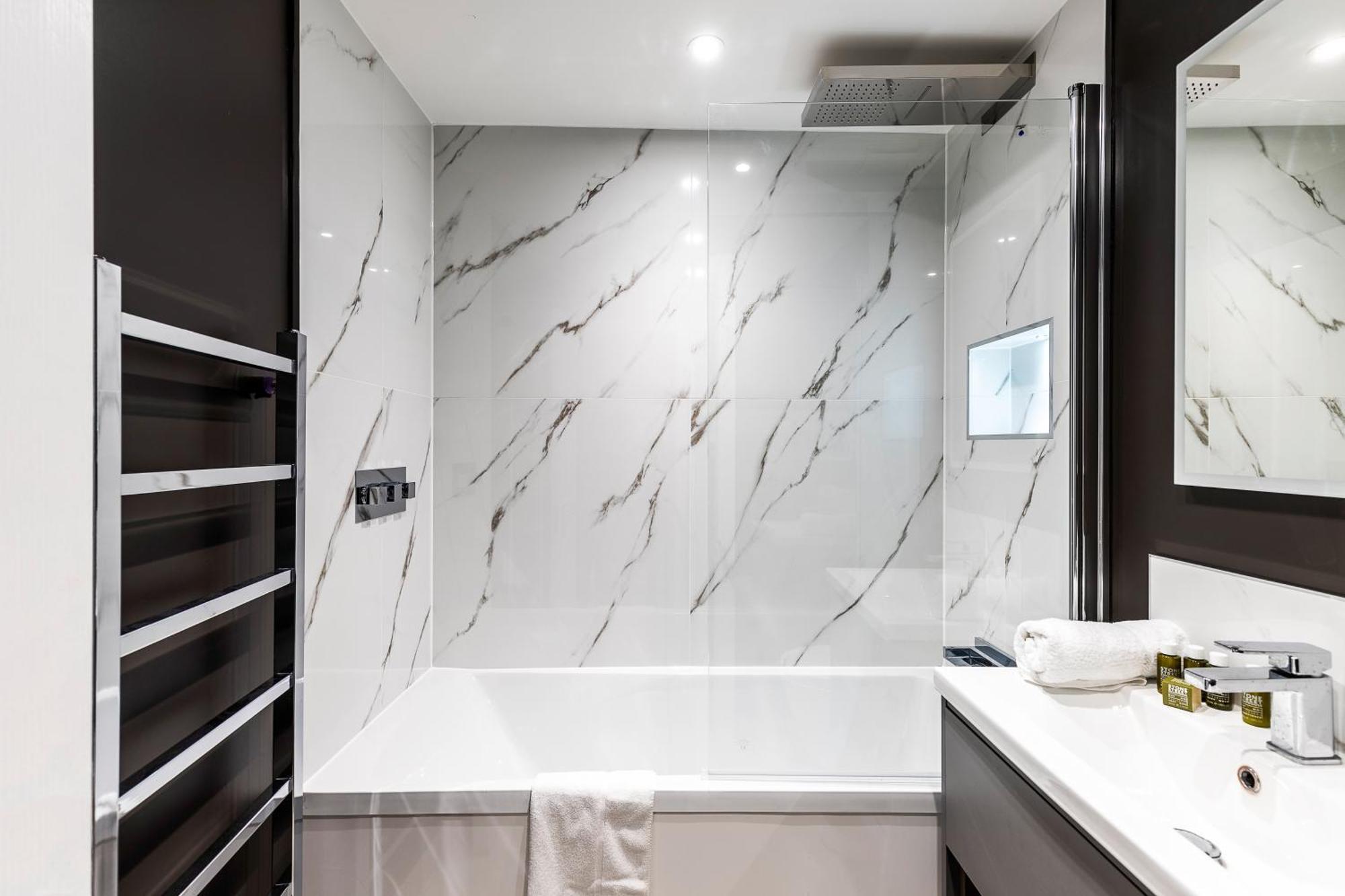 Luxurious 3 Bed Flat With Patio And Garden Apartment *