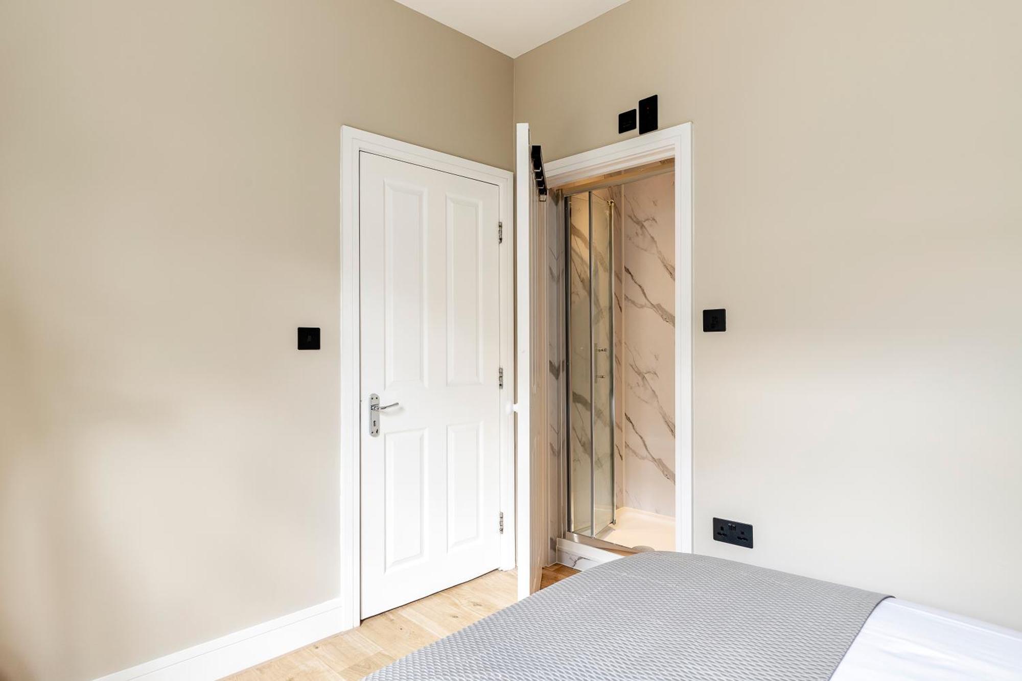 Luxurious 3 Bed Flat With Patio And Garden Apartment *