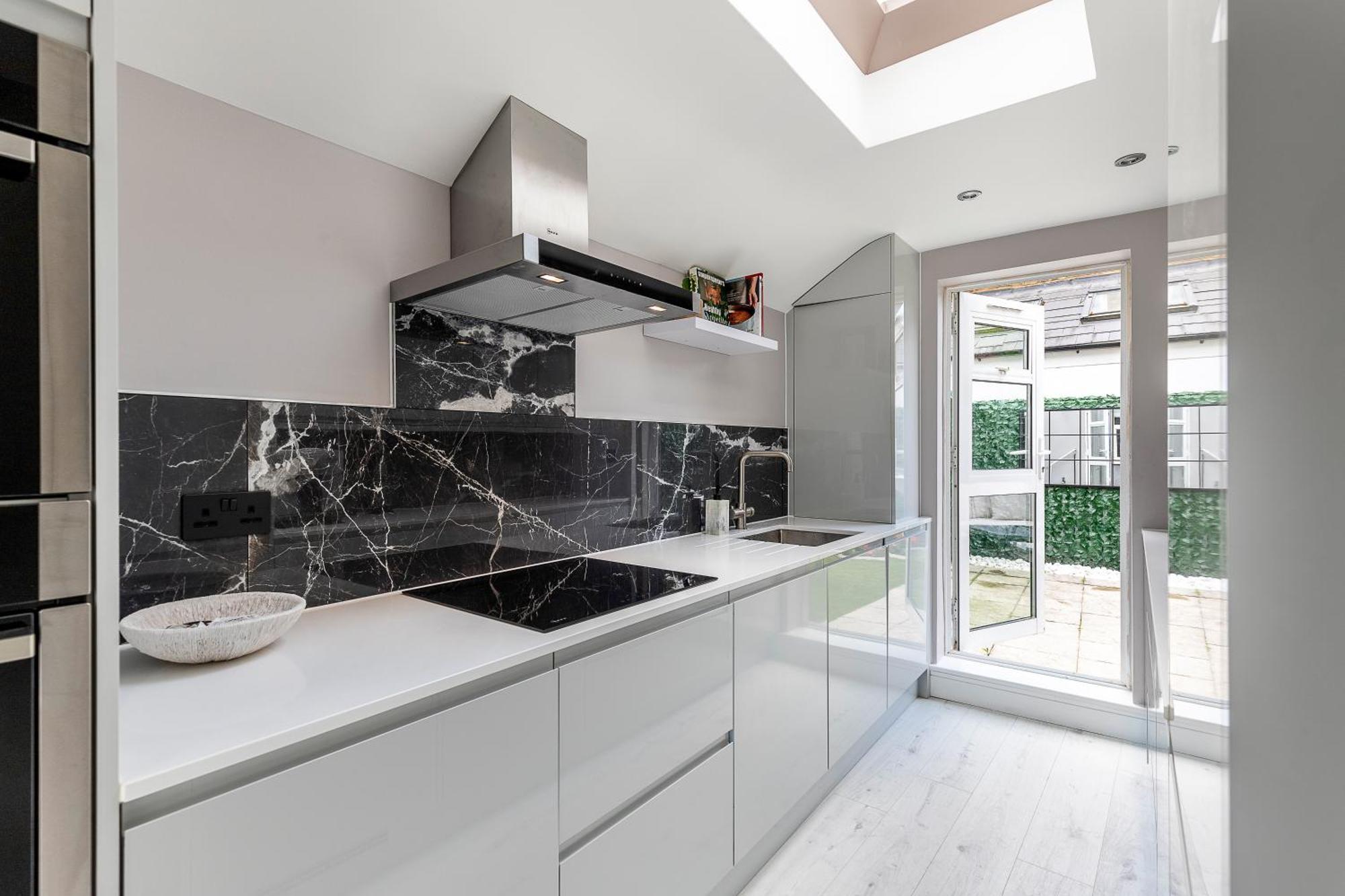 Luxurious 3 Bed Flat With Patio And Garden Apartment London