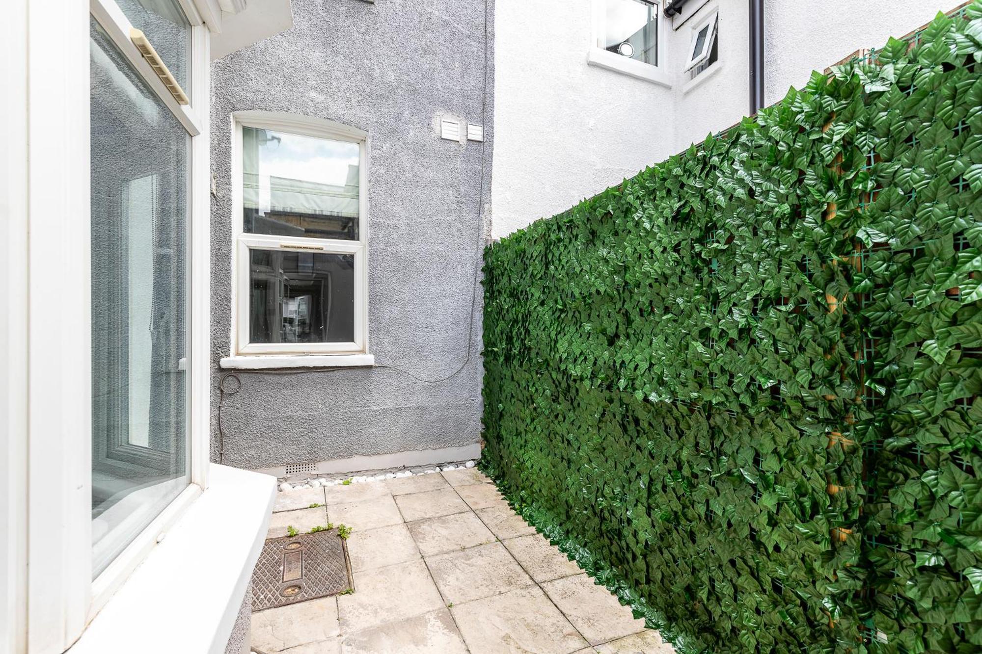 Luxurious 3 Bed Flat With Patio And Garden Apartment