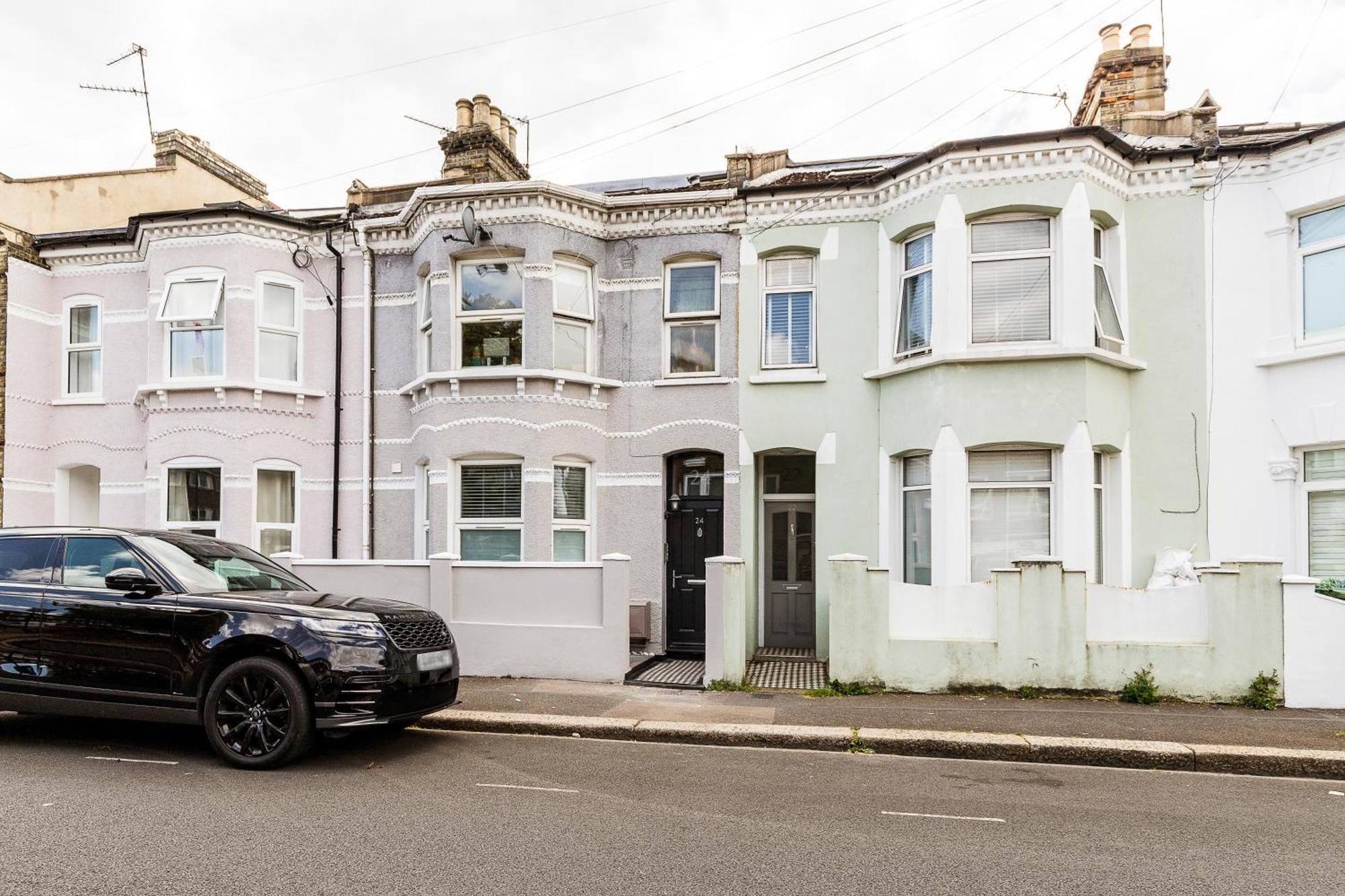 Luxurious 3 Bed Flat With Patio And Garden Apartment *
