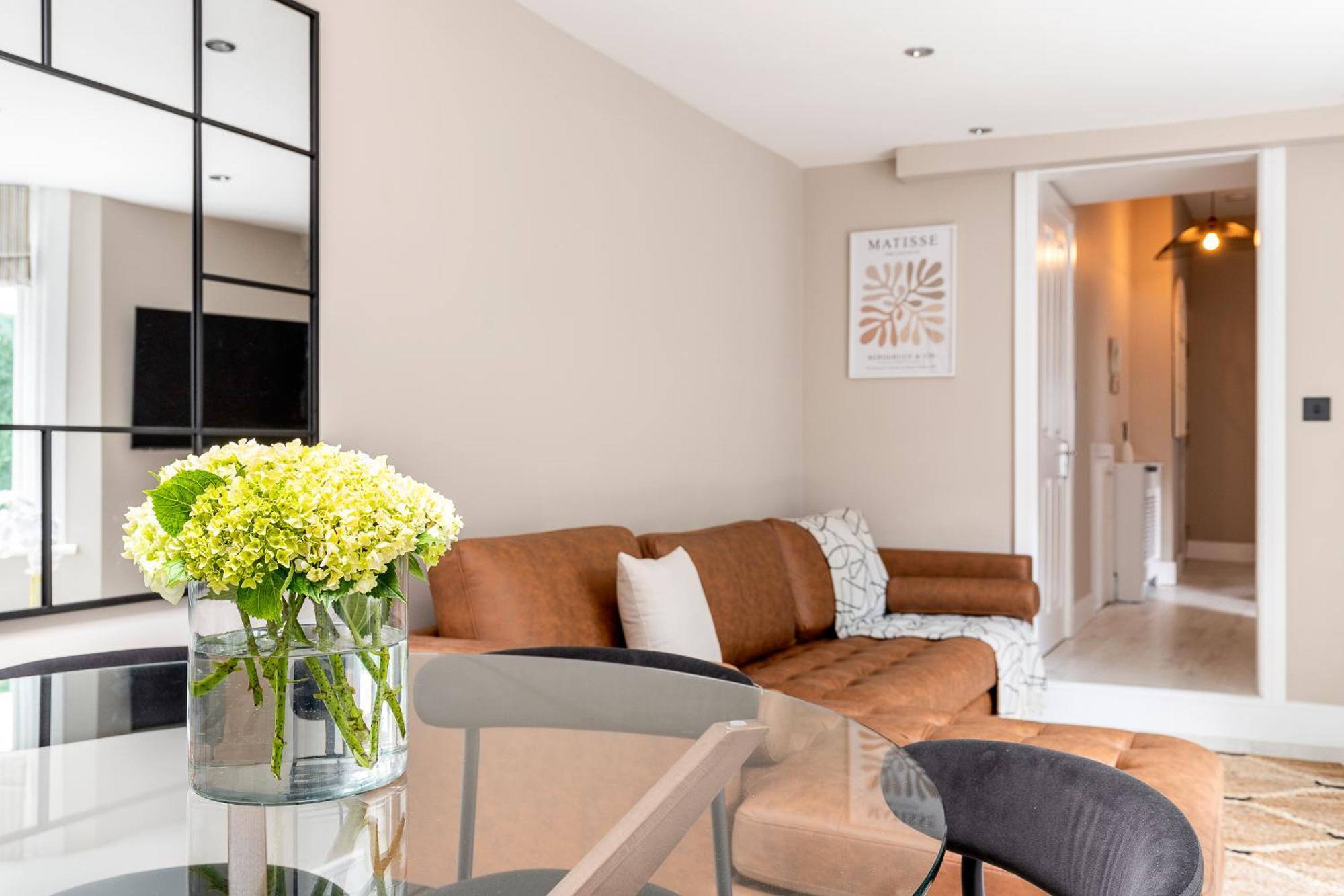 Luxurious 3 Bed Flat With Patio And Garden Apartment