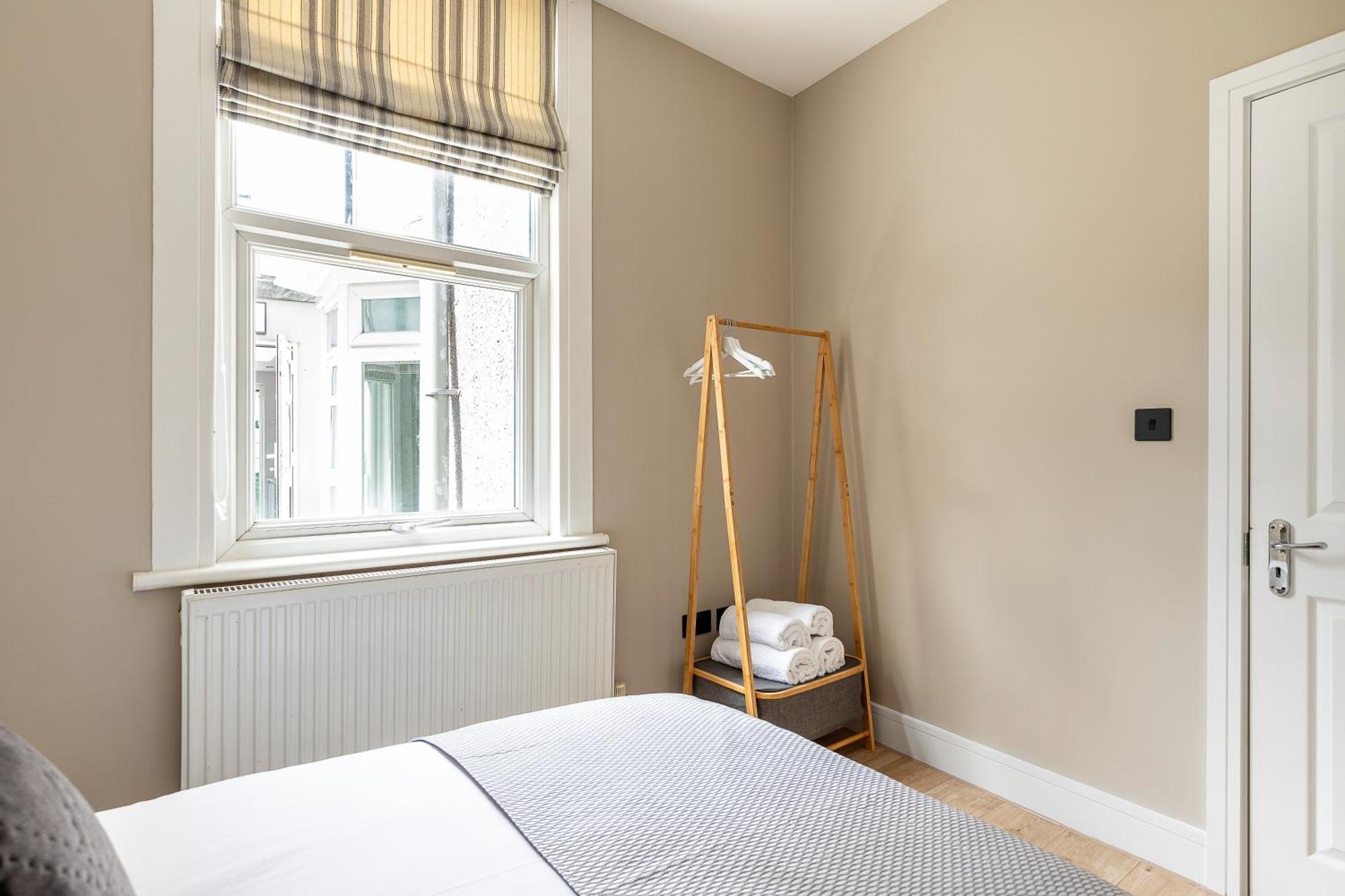 Luxurious 3 Bed Flat With Patio And Garden Apartment *
