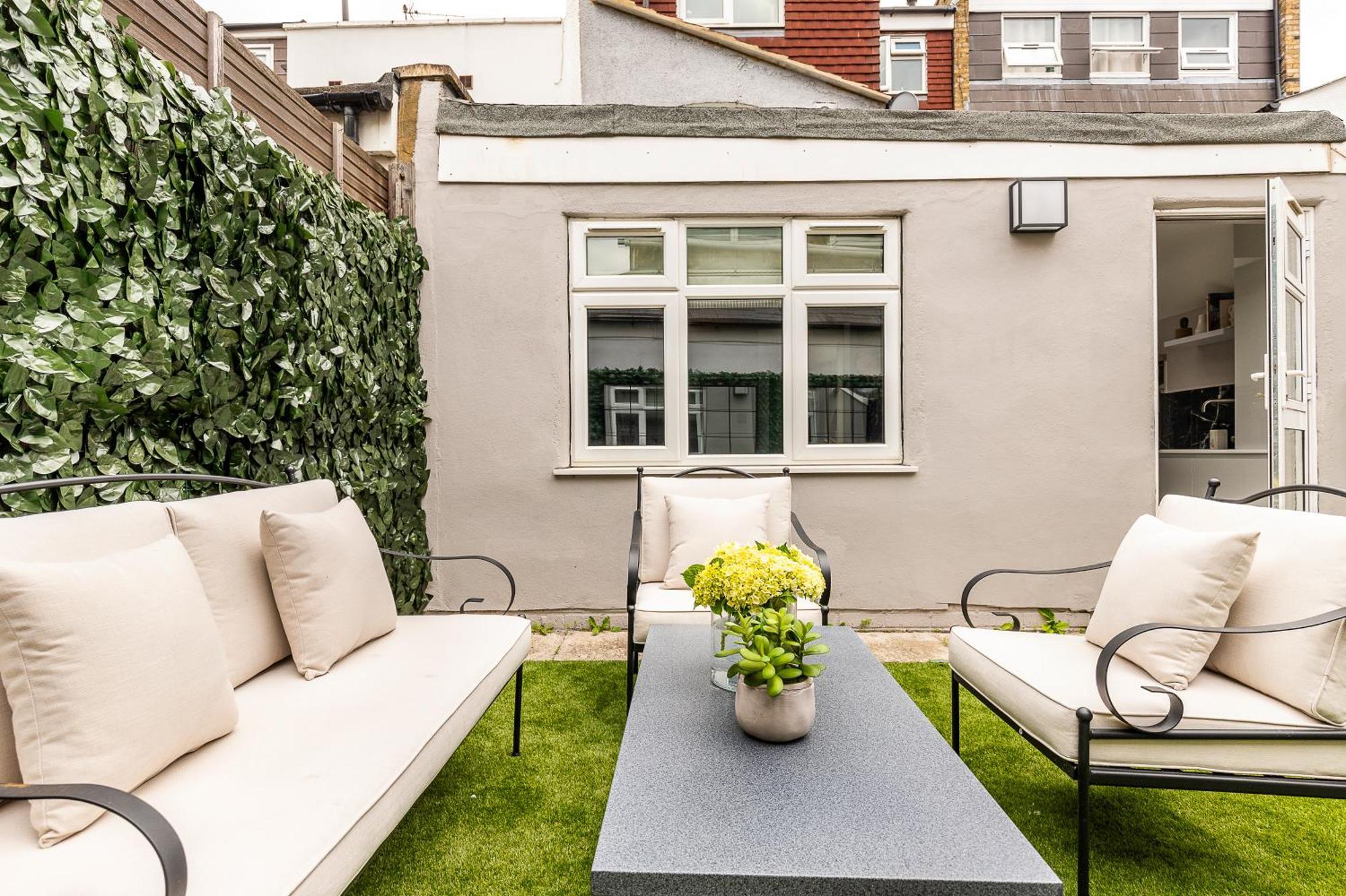 Apartment Luxurious 3 Bed Flat With Patio And Garden