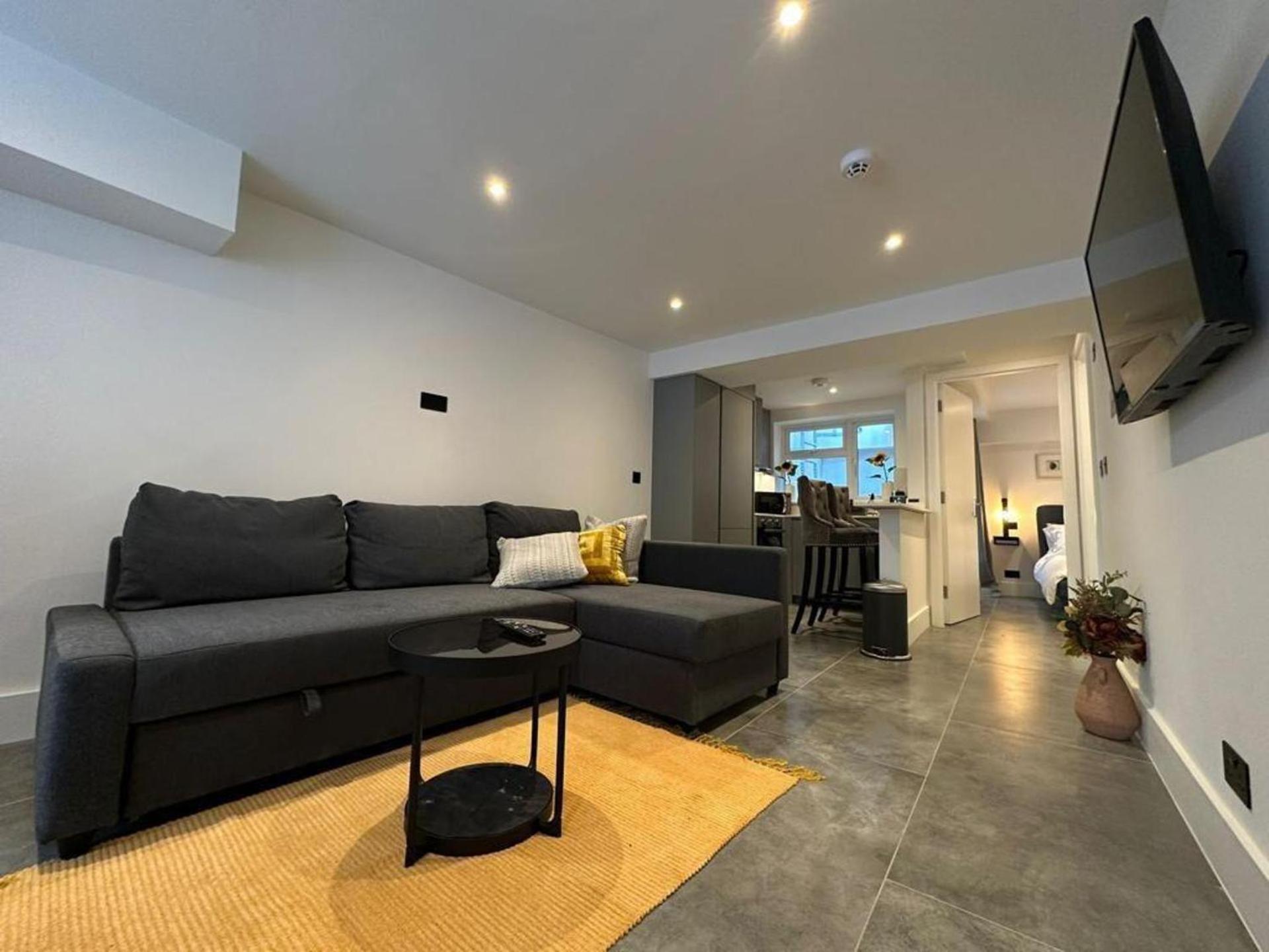 Holiday home Stylish Two Bedroom House In Kilburn *