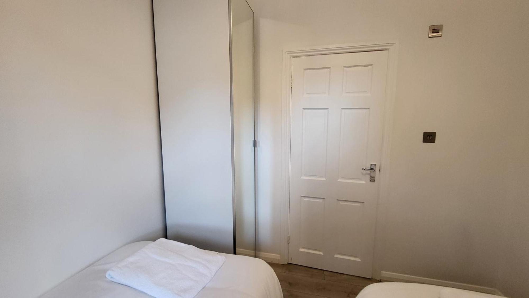 Garland Spacious 4 Bedroom House With Garden And Parking Apartment *
