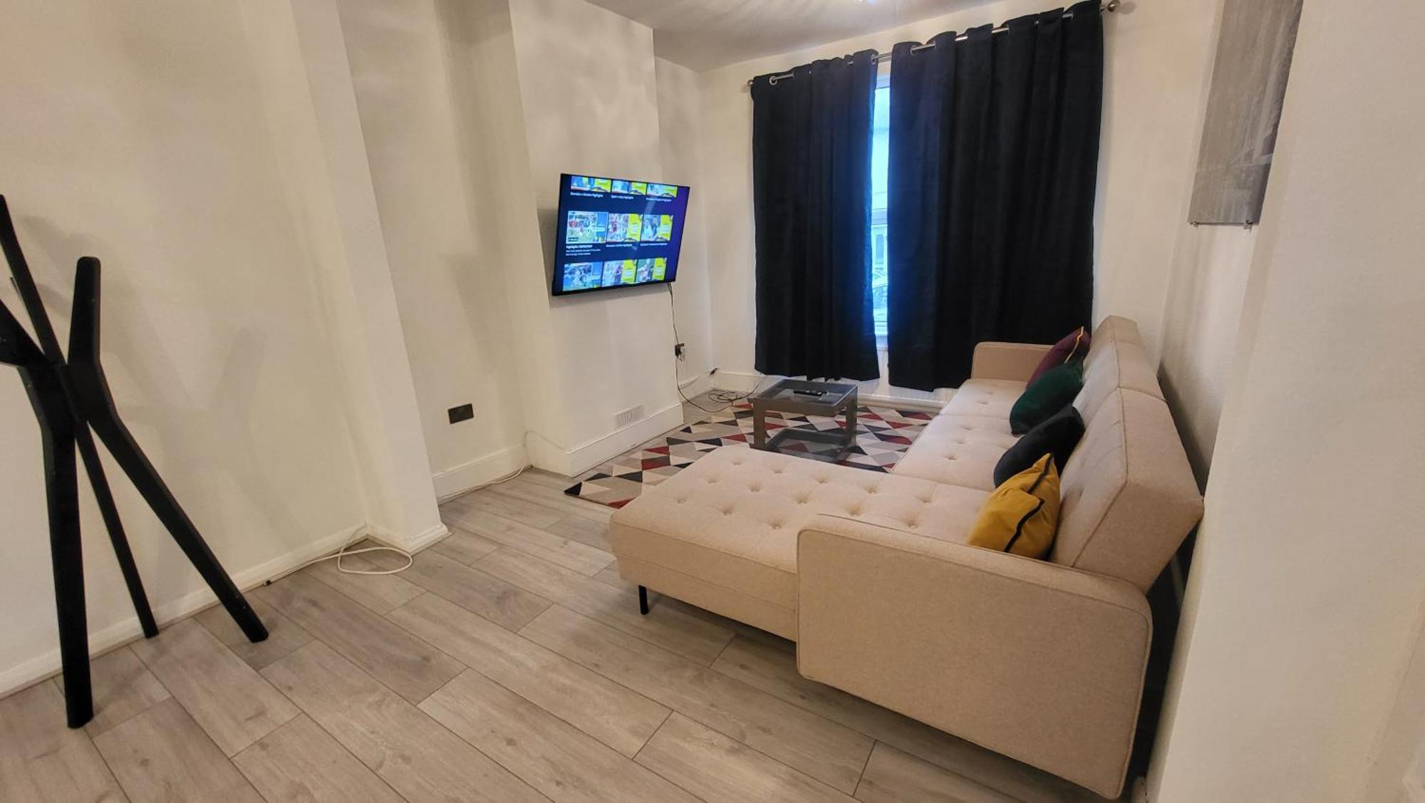 Garland Spacious 4 Bedroom House With Garden And Parking * London