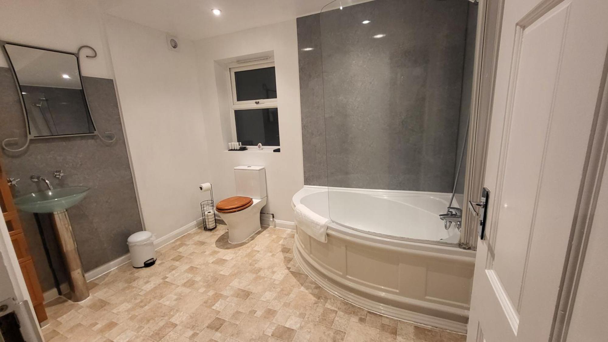 Apartment Garland Spacious 4 Bedroom House With Garden And Parking London