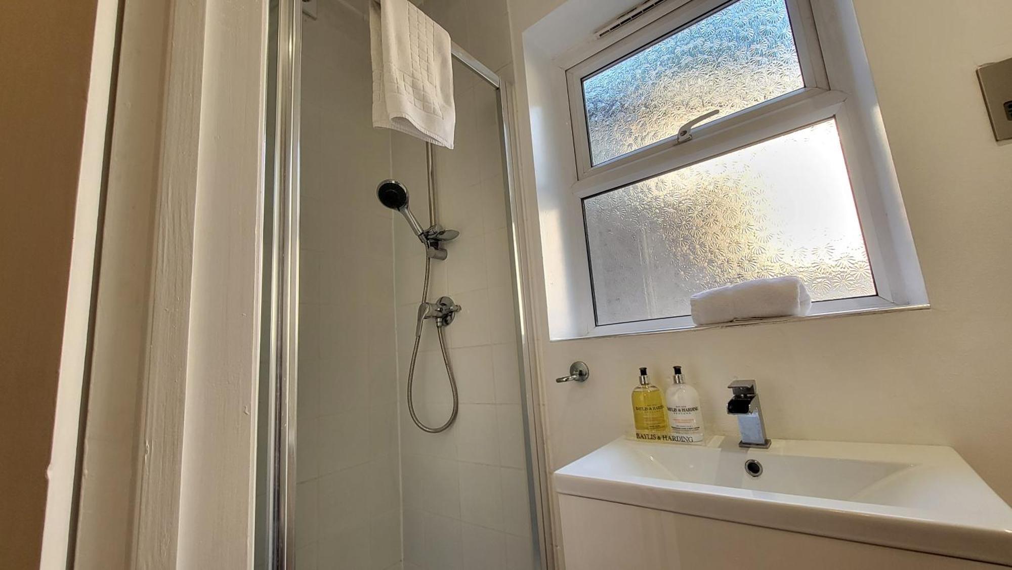 Garland Spacious 4 Bedroom House With Garden And Parking