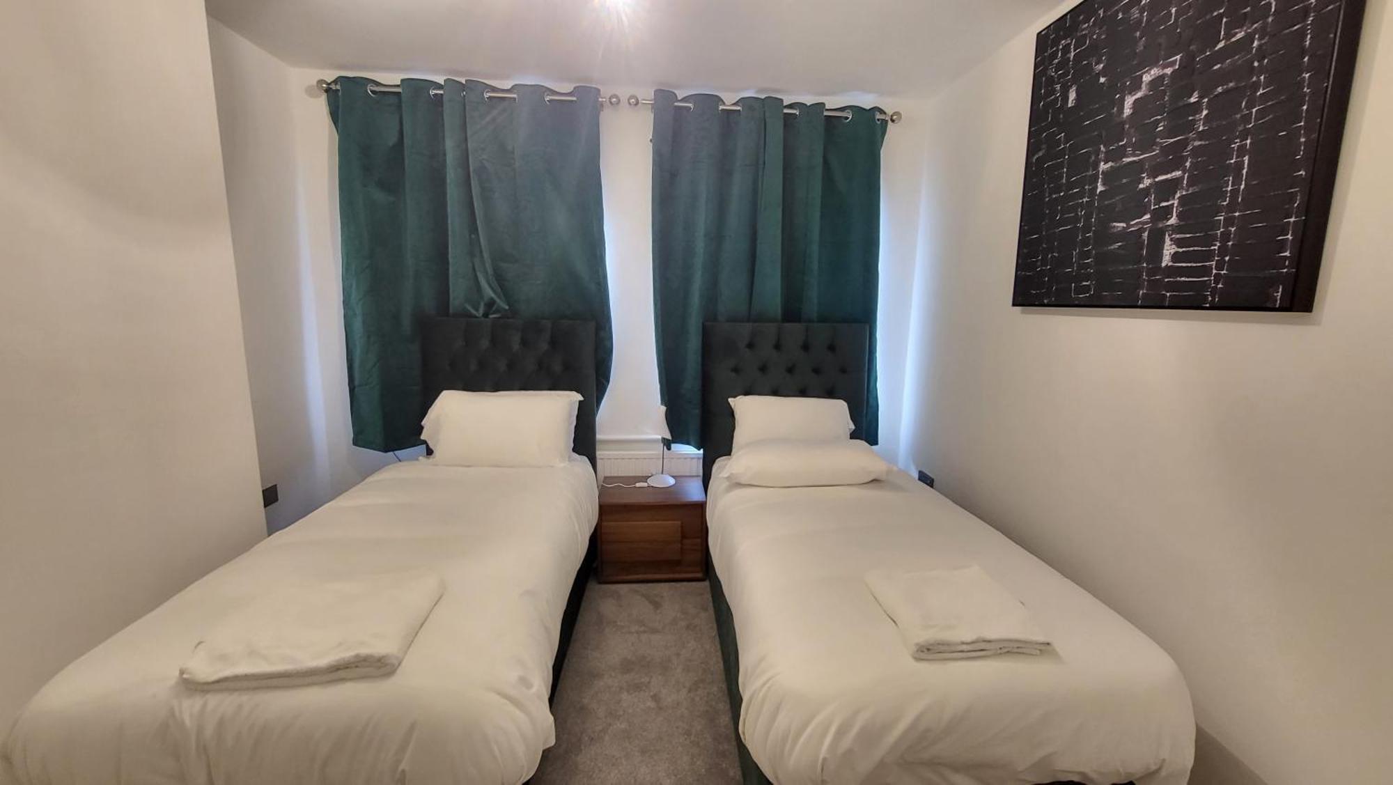 Garland Spacious 4 Bedroom House With Garden And Parking Apartment *