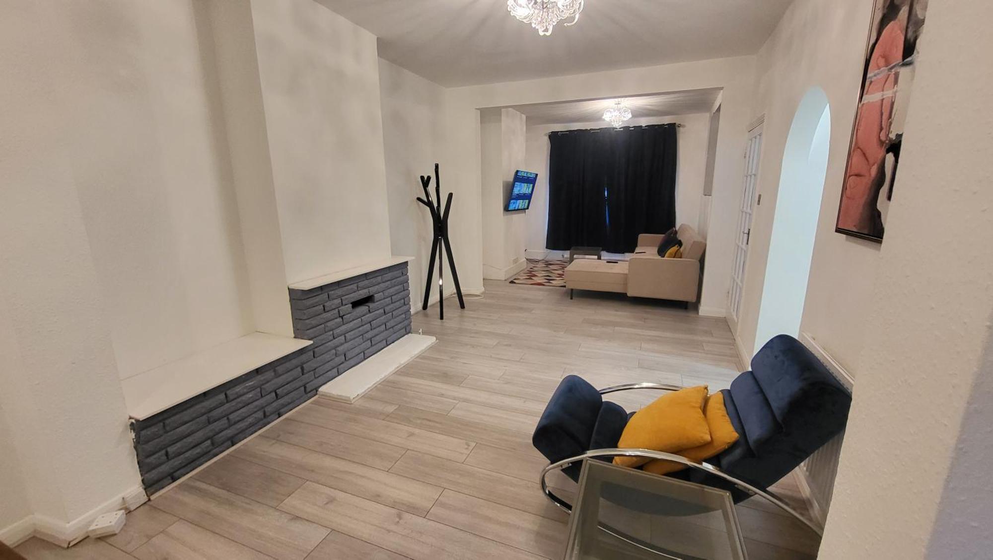 Apartment Garland Spacious 4 Bedroom House With Garden And Parking London
